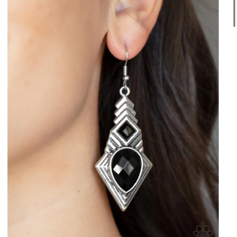 Stylishly Sonoran earring. NWT